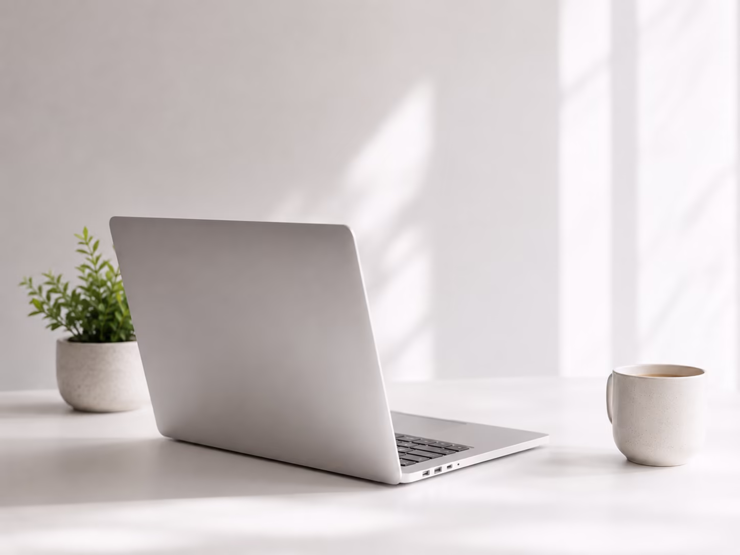Espace de travail minimaliste représentant un accompagnement Google Ads direct par courriel